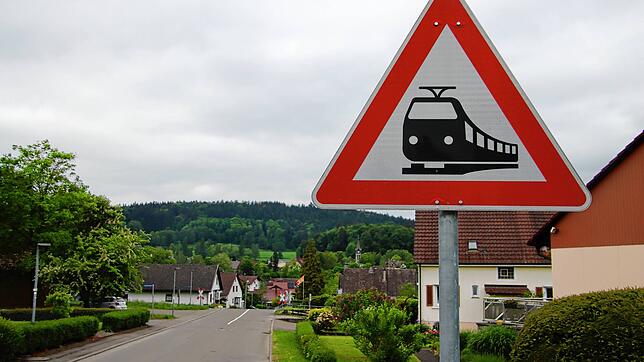 Achtung Bahnübergang! Ein Schild weist an der Berlingerstraße in Hindelwangen auf den unbeschrankten Bahnübergang (Bildmitte) hin. Züge ...