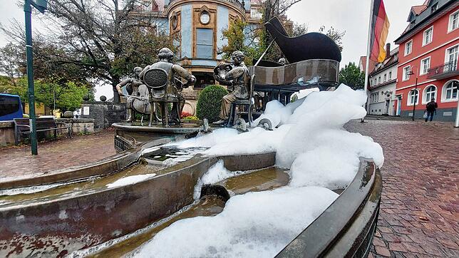 Immer wieder entsteht neuer Schaum durch das Plätschern des Wassers. Der Wind pustet die Schaumbatzen dann hinunter auf den Boden, wo er ...