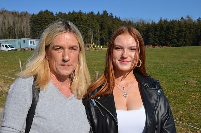Silke Axenath und Fabia, 15, sind auf die Panzerwiese gekommen, um beim Funken-Aufbau zuzuschauen.