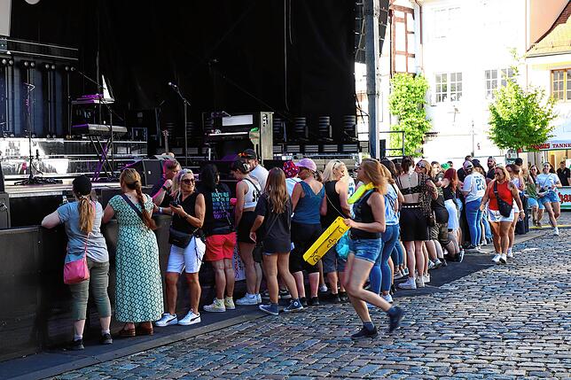 Die ersten Fans stürmen den Schlossplatz, um sich eine gute Position zu sichern. Die SÜDKURIER-Gewinner stellen sich nach der ...