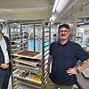 Deutlich mehr Platz ist in den zwei Produktionshallen. Jens und Rafael Mutter freuen sich, dass die Pralinenproduktion wieder angelaufen ...