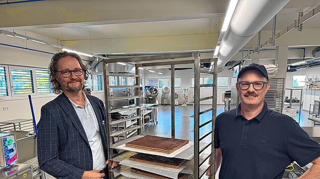 Deutlich mehr Platz ist in den zwei Produktionshallen. Jens und Rafael Mutter freuen sich, dass die Pralinenproduktion wieder angelaufen ...