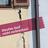 Ein aufgemaltes rotes Transparent mit der Aufschrift " Staufen darf nicht zerbrechen" hängt am 16.08.2017 in Staufen (Baden-Württemberg) ...