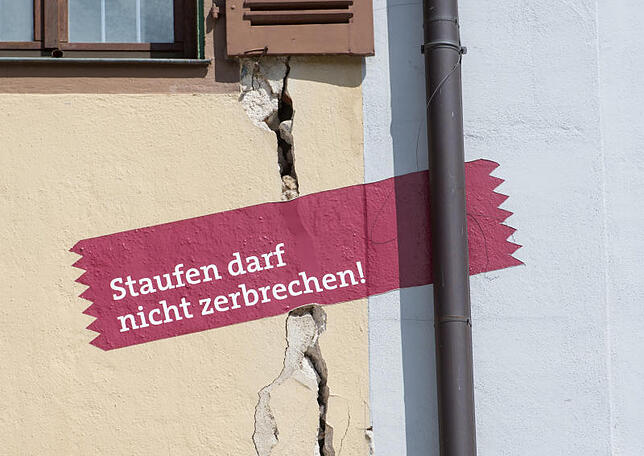 Ein aufgemaltes rotes Transparent mit der Aufschrift " Staufen darf nicht zerbrechen" hängt am 16.08.2017 in Staufen (Baden-Württemberg) ...