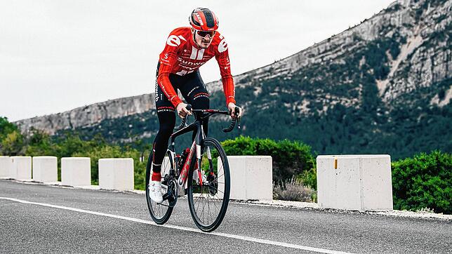 Einzelkämpfer: Radsport ist Teamsport und dennoch muss sich Radprofi Nico Denz wegen der Conora-Pause in der Heimat mit individuellen ...