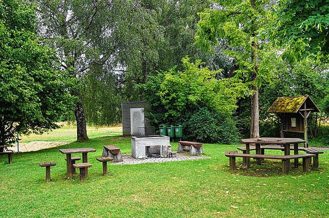 Idyllisch zwischen Wald und Sportgelände gelegen bietet der Grill-und Picknickplatz Platz für Familien und Vereine.