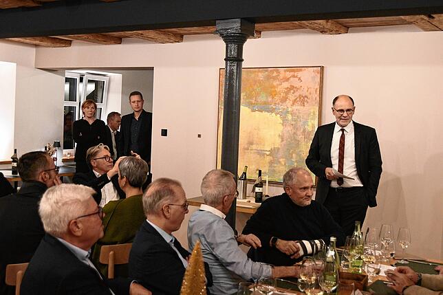 Singens Oberbürgermeister Bernd Häusler nutzt den Nachbarschaftswein für klare Worte. Dabei hören die früheren Gemeindeoberhäupter Heinz ...