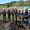 Spatenstich beim Solarpark Tenn vor der Fläche (im Hintergrund). Die Vertreter der beteiligten Institutionen und Firmen signalisieren ...