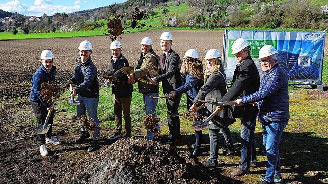 Spatenstich beim Solarpark Tenn vor der Fläche (im Hintergrund). Die Vertreter der beteiligten Institutionen und Firmen signalisieren ...