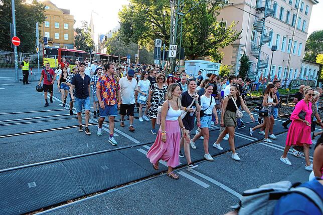 Bild 3: Seenachtfest 2024: Im Stadtgarten spielt nicht nur die Musik, sondern spielen auch die Kinder