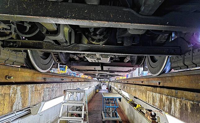 Auch unter den Fahrzeugen können die Mitarbeiter der SWEG die Züge untersuchen – zum Beispiel den Dieselmotor, den es an jedem ...