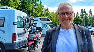 Andreas Kaltenbach steht auf dem Döbele vor den Wohnmobilstellplätzen. Er findet, die Stadt behandelt Wohnmobile stiefmütterlich.