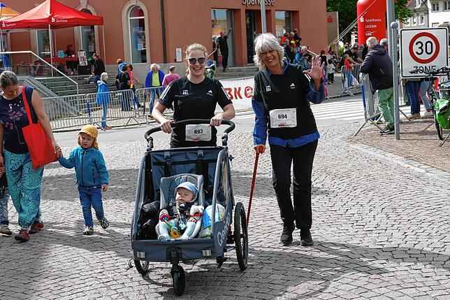 Bild 11: Donaueschingen schnürt die Laufschuhe. Schutzengellauf für den guten Zweck bringt 11000 Euro ein.