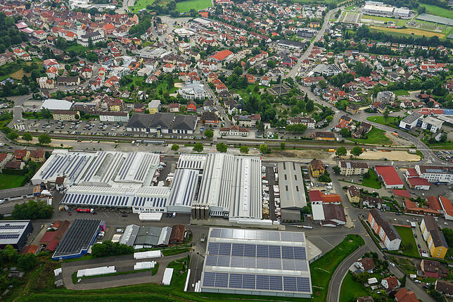 Heute ist in den Fahr-Hallen die Firma Rival zu Hause und der Bahnhof ist deutlich geschrumpft. Wo früher noch mehr Gleise lagen, ...