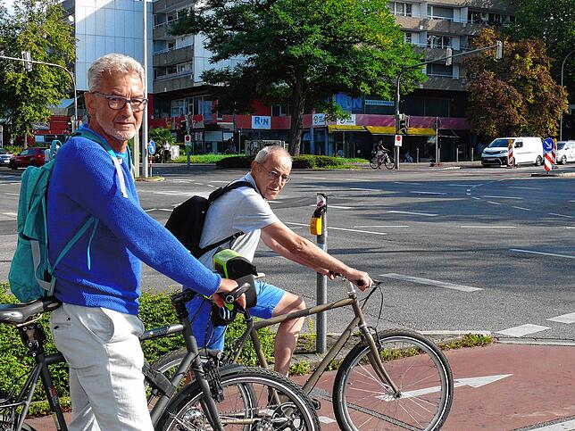 Peter Müller-Neff (FGL, hier links) und der Verkehrsplaner Raimund Blödt wollen, dass der Verkehr am Zähringerplatz flüssiger wird und, ...