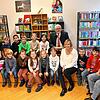 Am Vorlesetag liest Bürgermeister Rainer Stolz in der Stadtbücherei den Kindern der Klasse 1c der Grundschule Stockach vor.