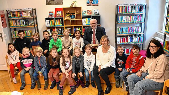 Am Vorlesetag liest Bürgermeister Rainer Stolz in der Stadtbücherei den Kindern der Klasse 1c der Grundschule Stockach vor.