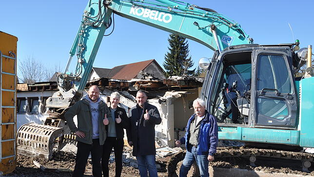 Nach Abriss des alten Stellwerkes entsteht in Blumberg-Zollhaus die Appartementanlage Fairpartments. Von links: Die Investoren Tobias ...