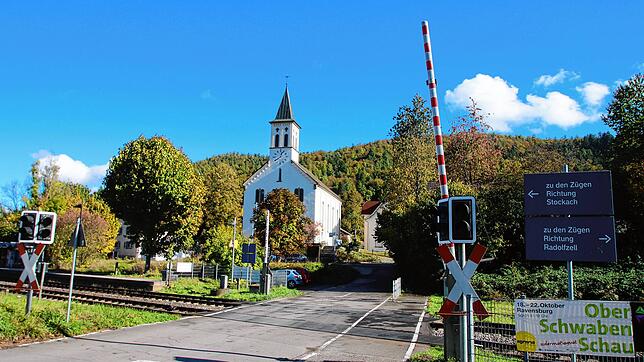 Die vier Bahnübergänge in Stahringen müssen im Zuge der Elektrifizierung der Bodenseegürtelbahn angepasst werden. Im Bild der ...