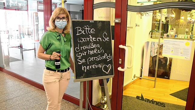 Celeste Peipe vor ihrem Salon &bdquo;Um Haaresbreite&ldquo; in der Hussenpassage. Ohne Termin und ohne Mundschutz kommt hier niemand hinein.