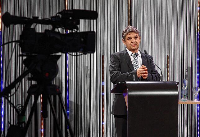 Herausforderer Helmut Happe spricht vor den Kameras im Technikbereich der Stadthalle.