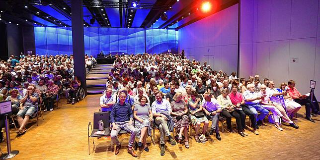 Im Konstanzer Bodenseeforum wurde für das Musical „Die Fischerin vom Bodensee“ interimsweise eine Zuschauertribüne aufgebaut.