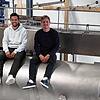 Simon Storz (links) und Benedikt Schellinger auf der neuen HPP-Anlage. Mittels Hochdruckpasteurisierung (High Pressure Processing) ...