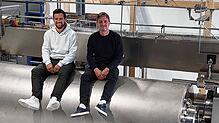 Simon Storz (links) und Benedikt Schellinger auf der neuen HPP-Anlage. Mittels Hochdruckpasteurisierung (High Pressure Processing) ...