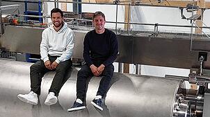 Simon Storz (links) und Benedikt Schellinger auf der neuen HPP-Anlage. Mittels Hochdruckpasteurisierung (High Pressure Processing) ...