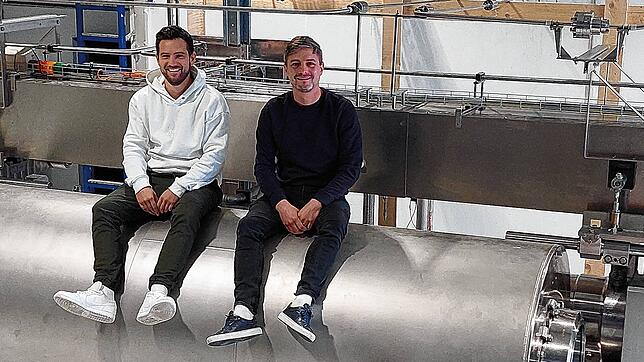 Simon Storz (links) und Benedikt Schellinger auf der neuen HPP-Anlage. Mittels Hochdruckpasteurisierung (High Pressure Processing) ...