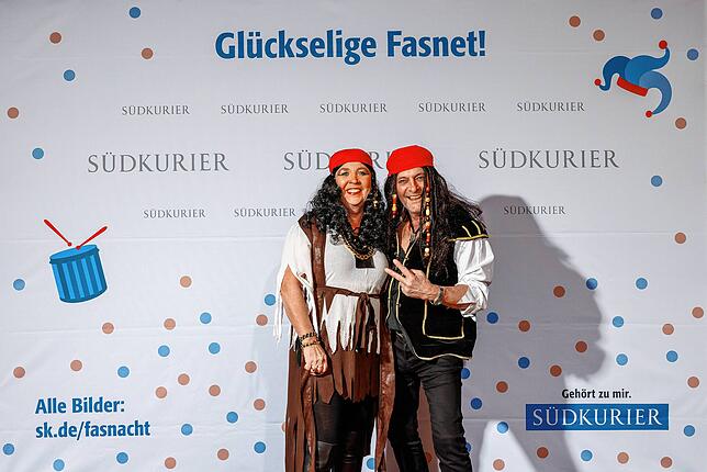 Bild 32: Die Narren im Konzil an der SÜDKURIER-VIP-Wand (Teil 2)