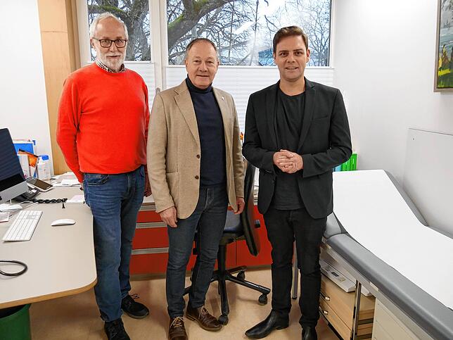 Max Hahn zeigt Florian Wahl und Hans-Peter Storz (von links) eines seiner Behandlungszimmer.