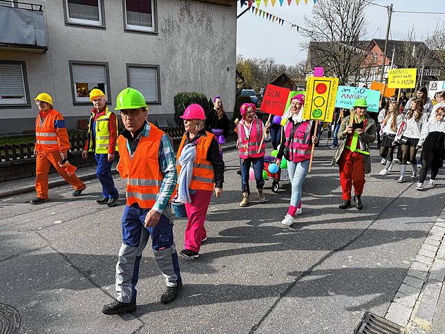 Bild 2: Die schönsten Bilder: Urnauer Fasnet mit politischer Botschaft