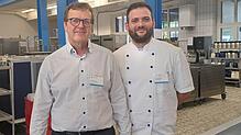 Die Küche des Klinikums Singen arbeitet mit dem sogenannten Cook-and-Chill-System. Bernd Ulrich (links), Interimsbetriebsleiter der ...