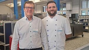 Die Küche des Klinikums Singen arbeitet mit dem sogenannten Cook-and-Chill-System. Bernd Ulrich (links), Interimsbetriebsleiter der ...