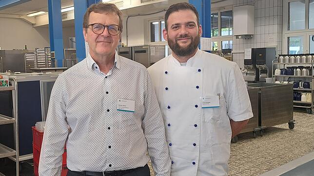 Die Küche des Klinikums Singen arbeitet mit dem sogenannten Cook-and-Chill-System. Bernd Ulrich (links), Interimsbetriebsleiter der ...