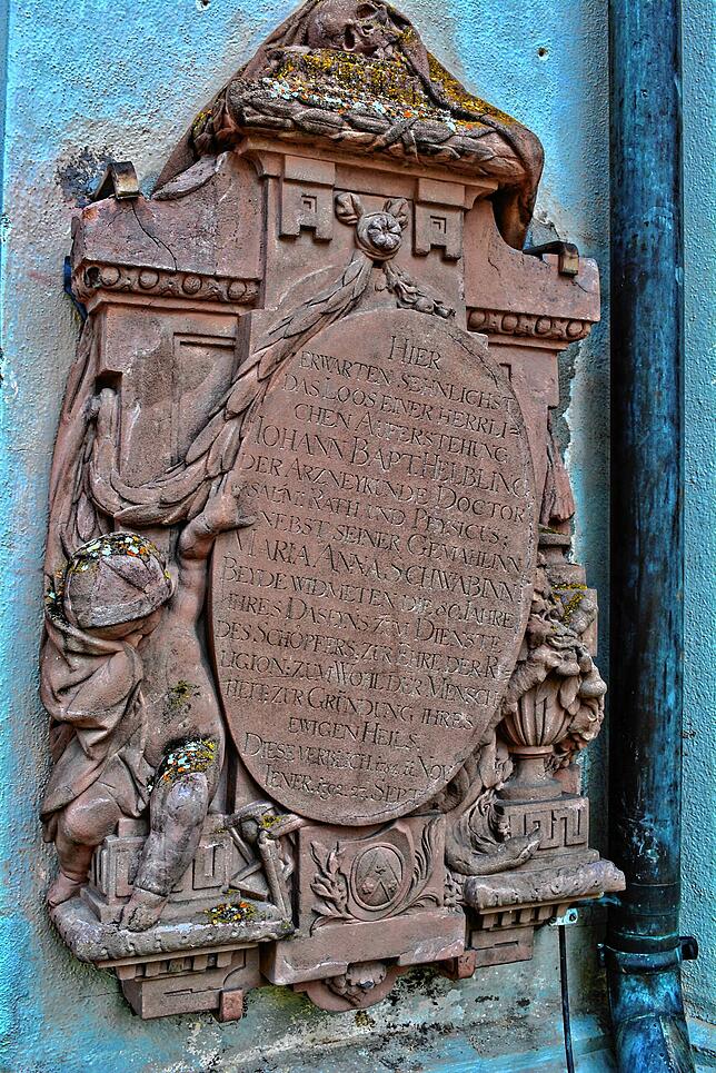 Hier das komplette Epitaph für Johann Baptist Helbling, den Leibarzt von Abt Anselm II. Das Medaillon mit der Inschrift wird von einem ...
