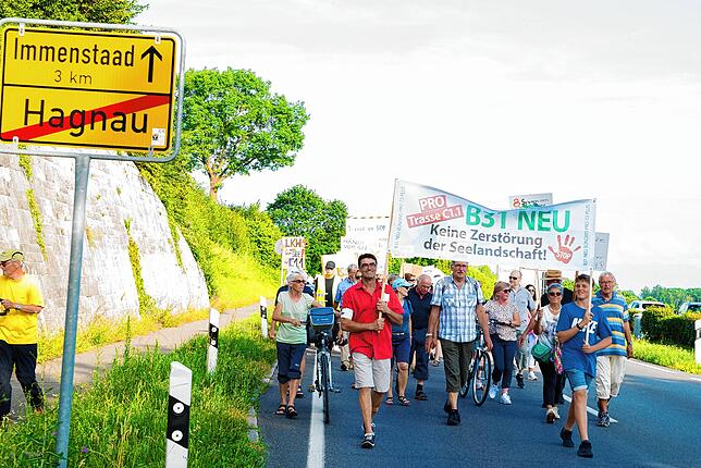 Juli 2019: Eintreffen der ersten Immenstaader Demonstranten in Hagnau. Dort wurden sie bereits von ihren Mitstreitern aus Hagnau und ...