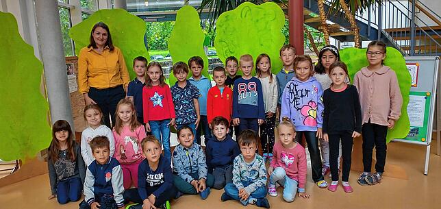 Klasse 1b: Klassenlehrerin Simone Brendle und ihre 22 Erstklässler freuen sich aufs neue Schuljahr.