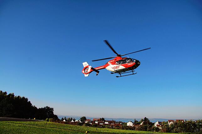 Der Rettungshubschrauber unterwegs zum Einsatz am See.