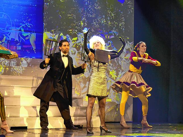Irene Peios begeisterte als Theaterlaterne „Marlene“ in „Lichterloh“.