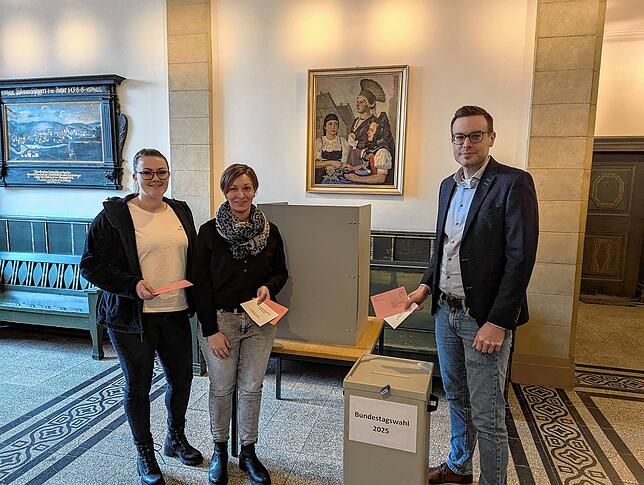 Lorena Klingner (von links), Karolin Baier und Wahlleiter Sebastian Pfaff von der Stadtverwaltung bereiten den Wahlsonntag vor.