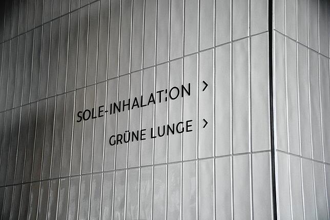 Die Wegweiser zu den neuen Entspannungsräumen Sole-Inhalation und Grüne Lunge sind schon angebracht.
