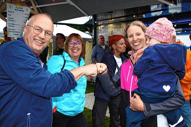 Bild 11: Besucher feiern trotz Regen auf 34. Walder Dorffest