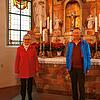 Marijke Sondern und Winfried Schaden vom Sozial-Caritativen Förderverein Allensbach vor dem heiligen Nikolaus in der ...