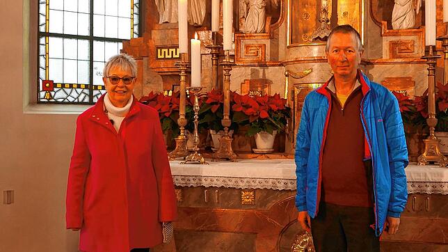 Marijke Sondern und Winfried Schaden vom Sozial-Caritativen Förderverein Allensbach vor dem heiligen Nikolaus in der ...