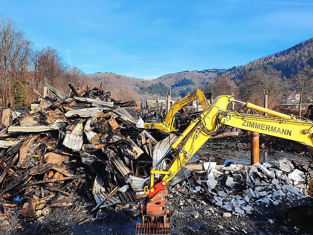 Lösch- und Aufräumarbeiten am Samstag nach dem Großbrand im Wehra-Areal.