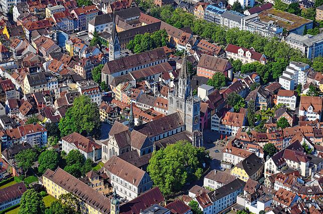 Ein Blick von oben auf die Altstadt. In der Mitte das Konstanzer Münster.