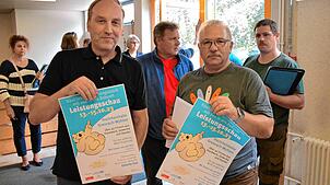 HGV-Vorsitzender Joachim Schlageter (links) und Ausstellungsleiter Michael Schwab präsentieren die Plakate der kommenden Leistungsschau. ...