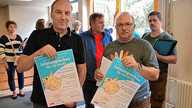 HGV-Vorsitzender Joachim Schlageter (links) und Ausstellungsleiter Michael Schwab präsentieren die Plakate der kommenden Leistungsschau. ...